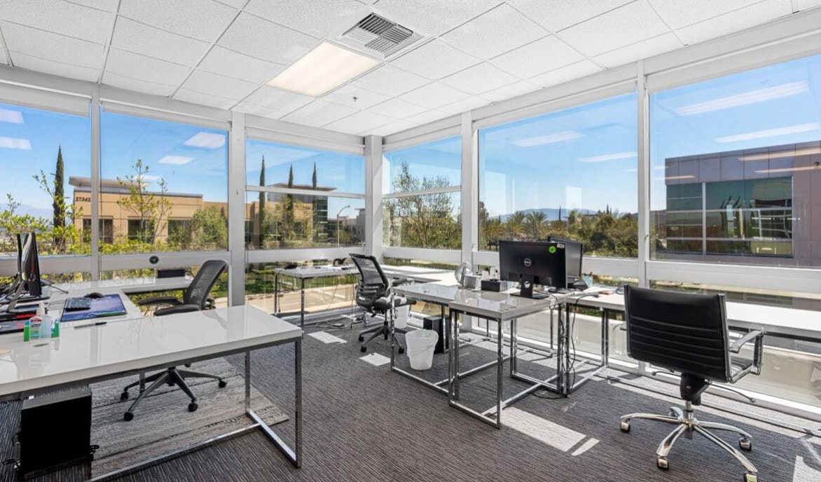 27321-27327 Via Industria, Temecula, CA 92590 - Unité 27327 -  - Photo intérieure - Image 2 of 4