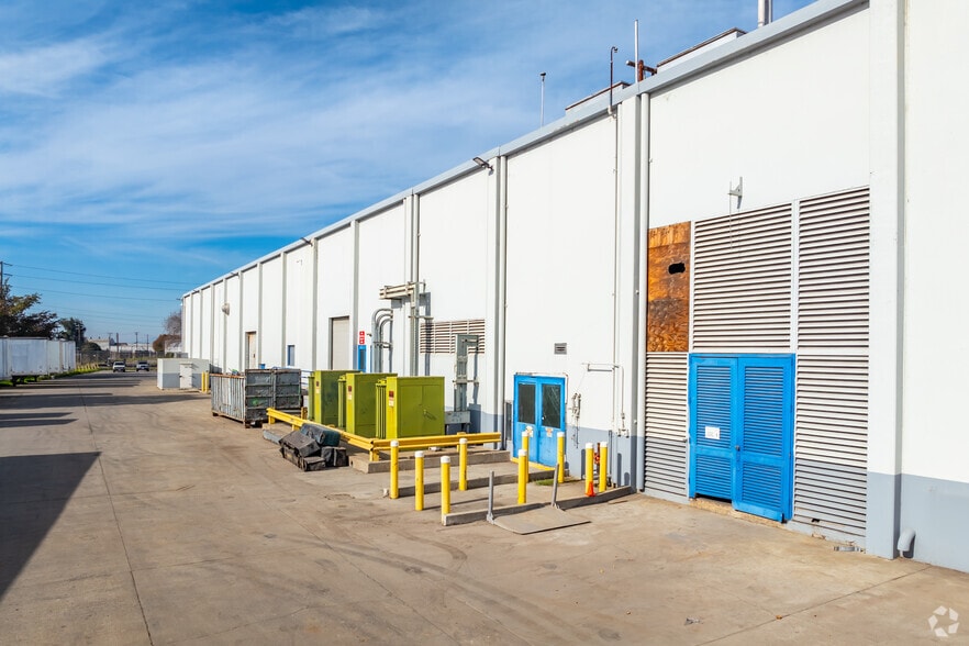 1111 Navy Dr, Stockton, CA for lease - Building Photo - Image 2 of 8