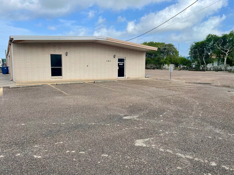 505 Elm St, Portland, TX à louer - Photo du bâtiment - Image 3 de 7