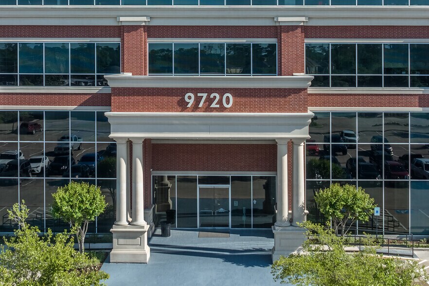 9720 Cypresswood Dr, Houston, TX à louer - Photo du bâtiment - Image 3 de 7