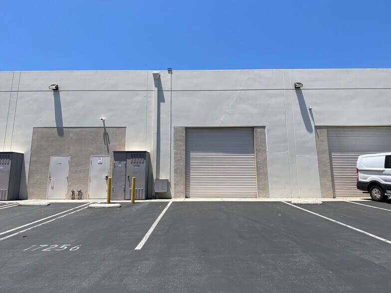 17200-17288 Red Hill Ave, Irvine, CA à vendre - Photo du bâtiment - Image 2 de 6