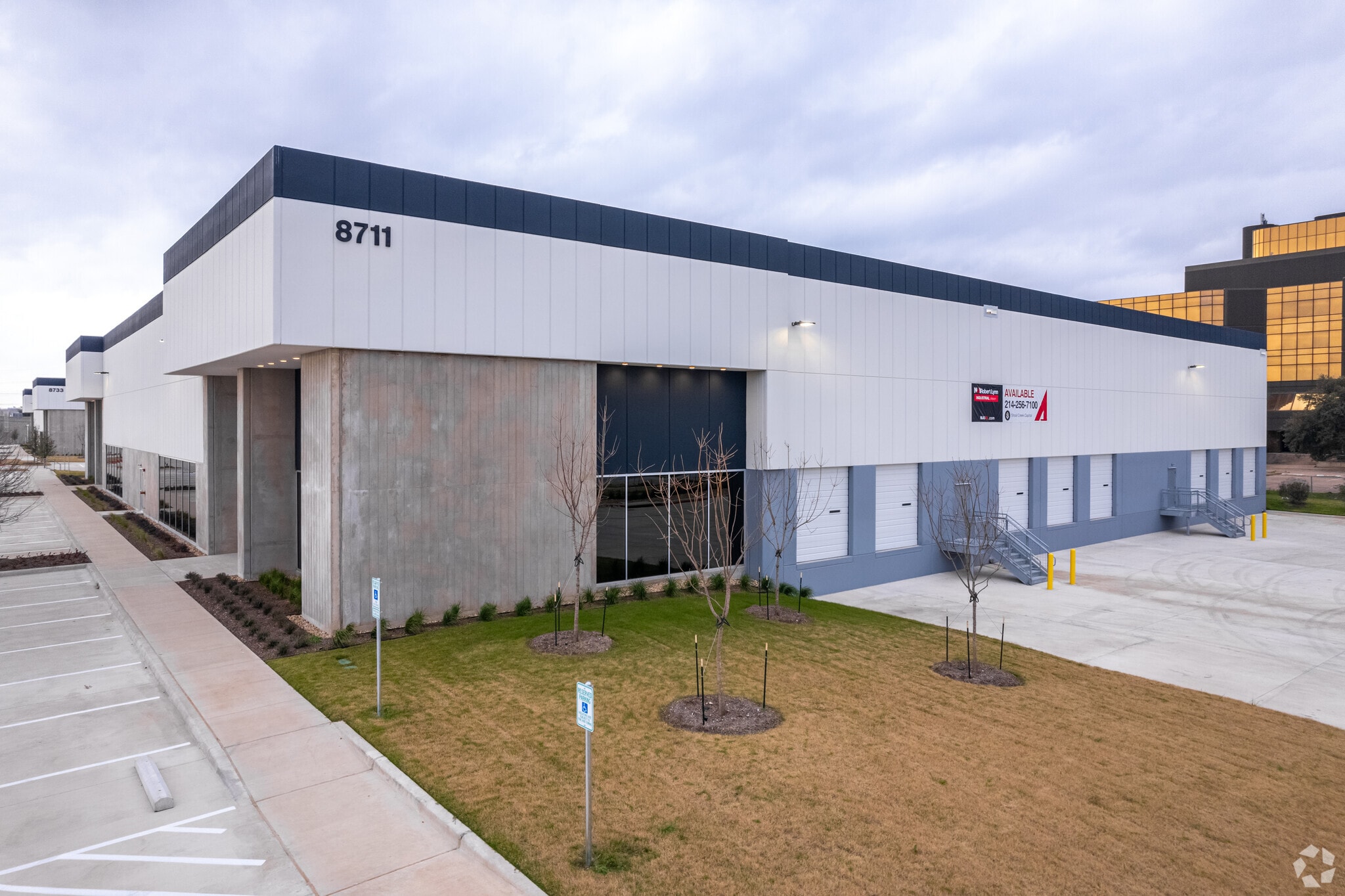 8733 N Stemmons Fwy, Dallas, TX for lease Building Photo- Image 1 of 5