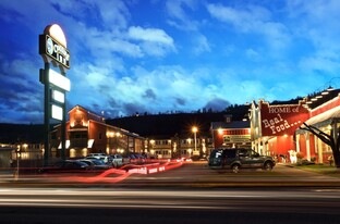 Cousins Country Inn - Parking Garage