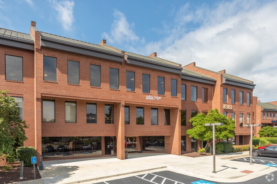 8381 Old Courthouse Rd, Vienna, VA à louer - Photo du bâtiment - Image 2 de 6