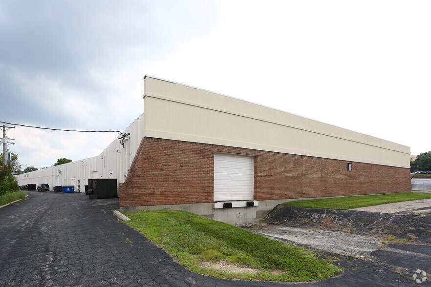 2258-2294 Weldon Pky, Saint Louis, MO for lease - Building Photo - Image 2 of 3