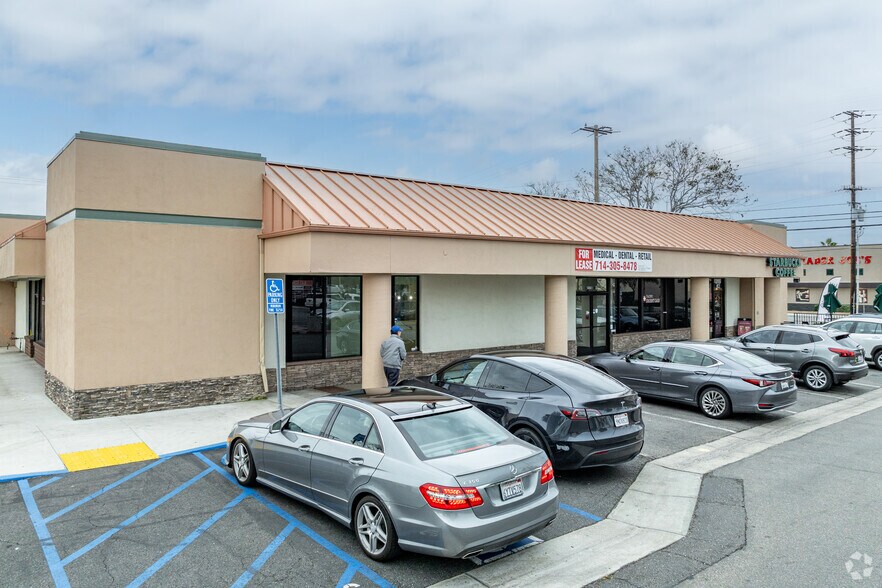 2115 N Tustin St, Orange, CA à louer - Photo du bâtiment - Image 3 de 25