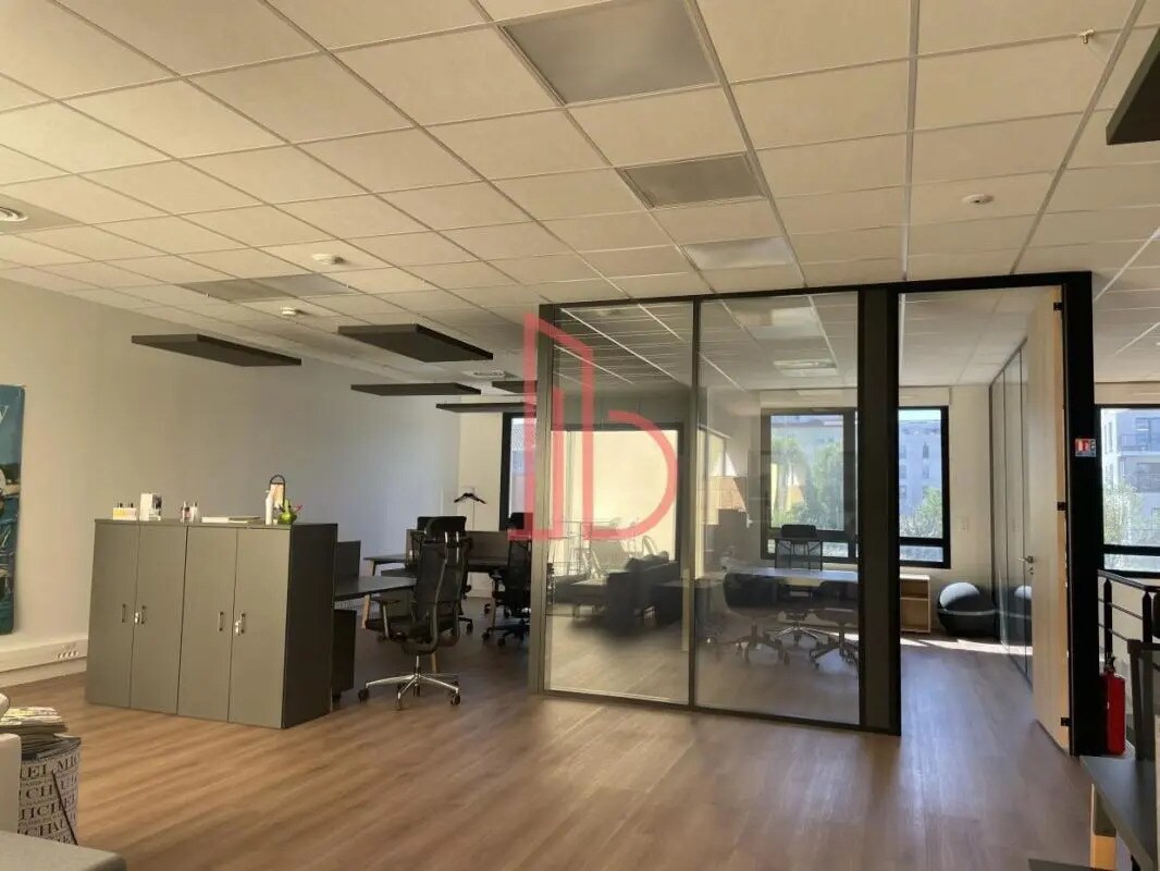 Office in Bordeaux for lease Interior Photo- Image 1 of 10