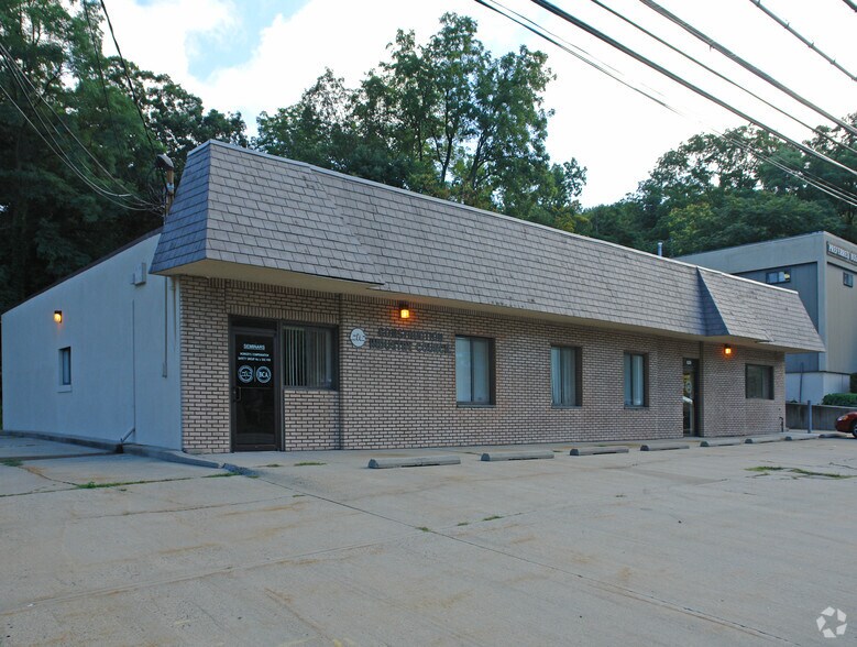 629 White Plains Rd, Tarrytown, NY à louer - Photo du bâtiment - Image 2 de 6
