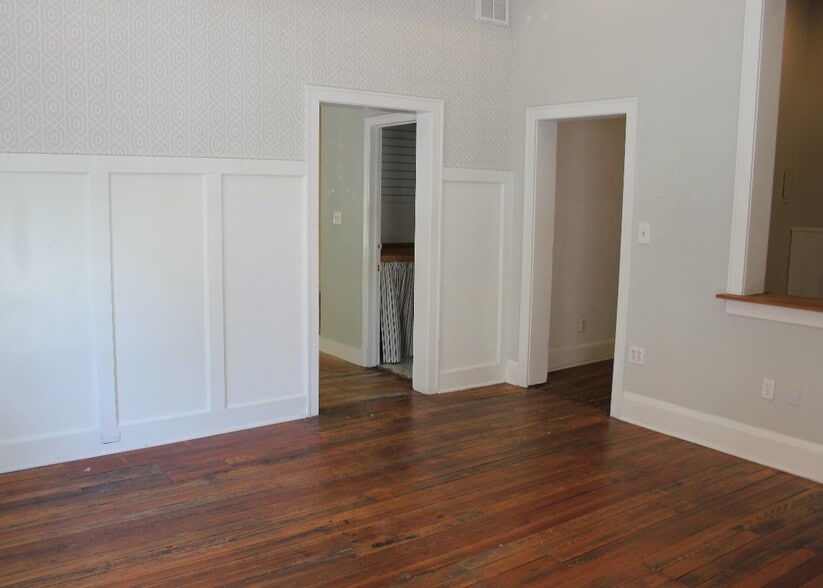 318 Wyndhurst Ave, Baltimore, MD for lease - Interior Photo - Image 2 of 6