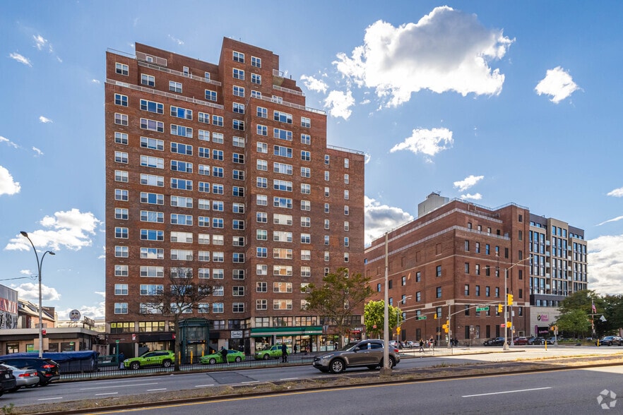 107-40 Queens Blvd, Forest Hills, NY à louer - Photo du bâtiment - Image 2 de 7