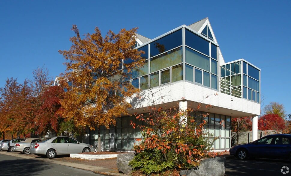 1912 E NC Highway 54, Durham, NC à louer - Photo du bâtiment - Image 2 de 8