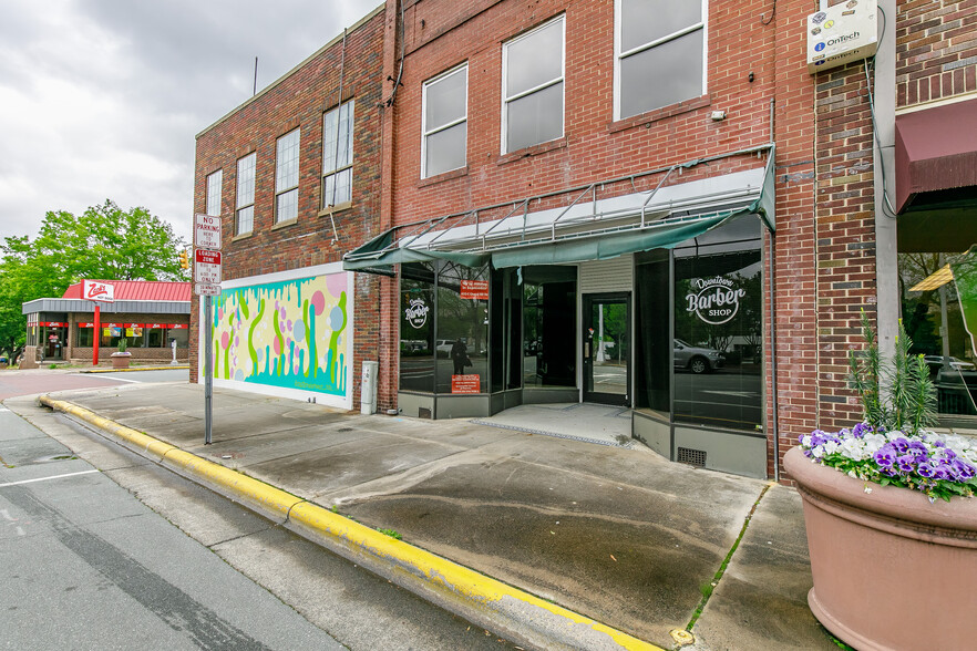 131 W Davis St, Burlington, NC for lease - Building Photo - Image 3 of 8