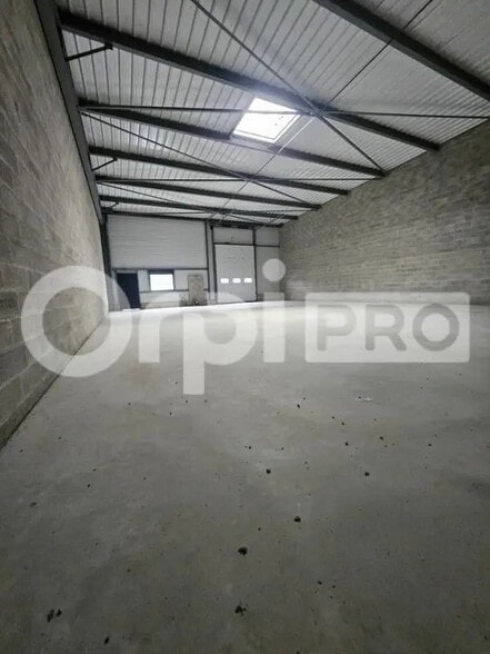 Flex in Cormontreuil for lease - Interior Photo - Image 2 of 3