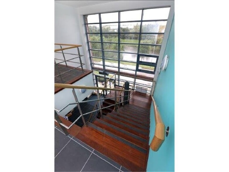 Lake View Dr, Nottingham à louer - Photo du bâtiment - Image 3 de 5