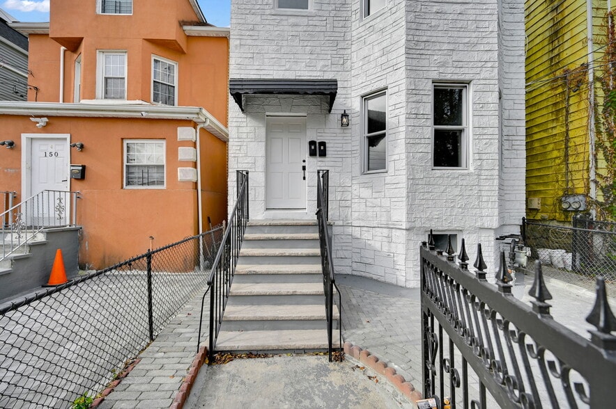 148 S 13th Ave, Mount Vernon, NY à vendre - Photo du bâtiment - Image 2 de 35