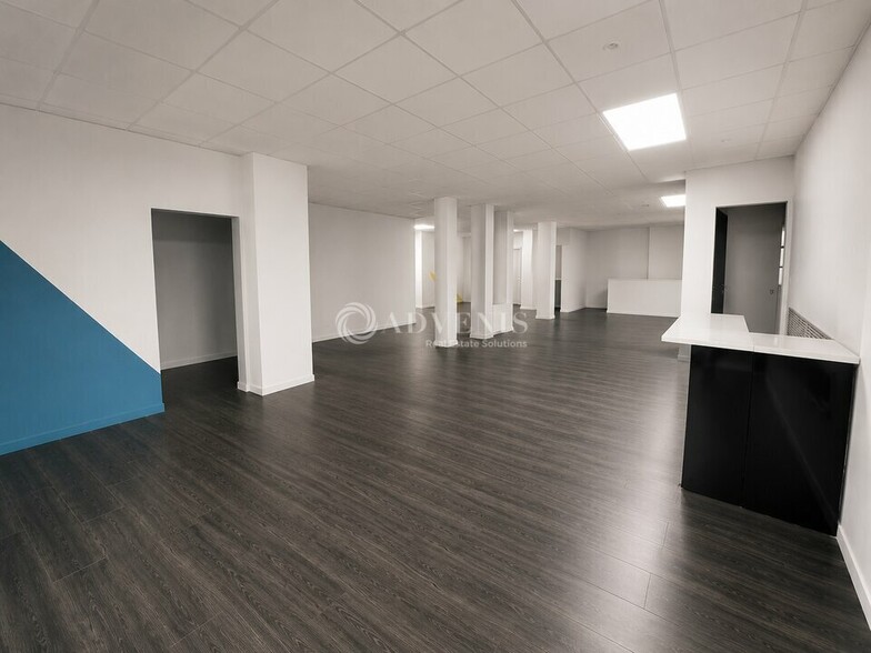 Retail in Malakoff for lease - Interior Photo - Image 2 of 5