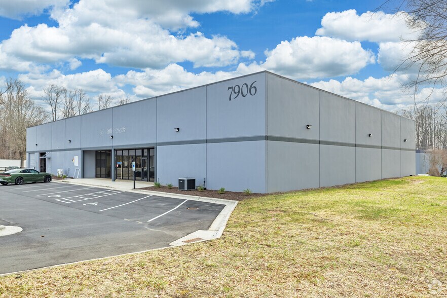 7906 Industrial Village Rd, Greensboro, NC à louer - Photo principale - Image 1 de 6