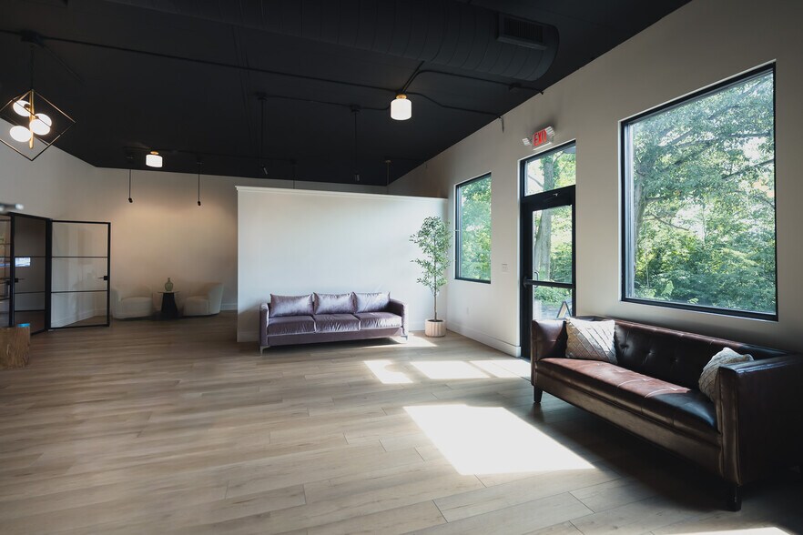 4430 W Jonathan Moore Pike, Columbus, IN à louer - Photo du bâtiment - Image 2 de 15