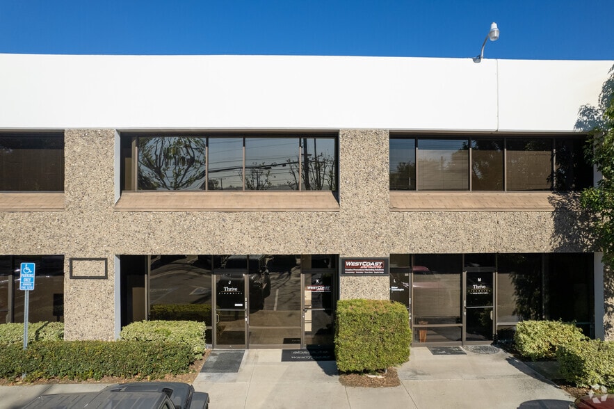 4095 E La Palma Ave, Anaheim, CA à louer - Photo du bâtiment - Image 3 de 4