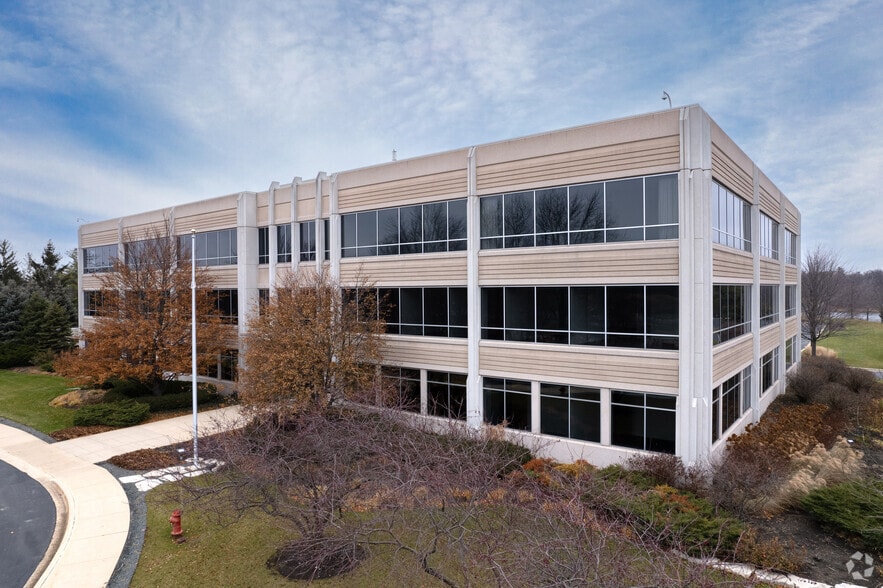 1955 W Field Ct, Lake Forest, IL for lease - Building Photo - Image 2 of 11