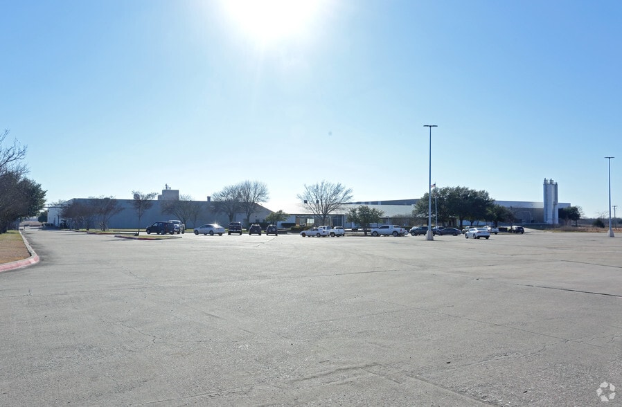 1001 Ed Rutherford Dr, Greenville, TX for lease - Building Photo - Image 3 of 34