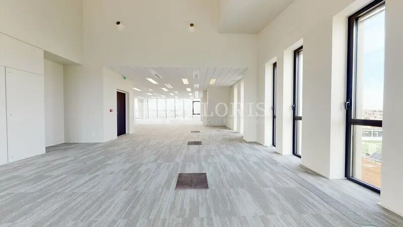 Office in Vénissieux for lease - Building Photo - Image 2 of 9
