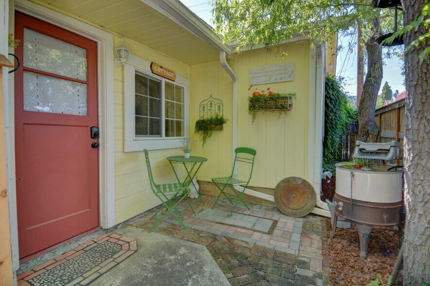 345 N 5th St, Jacksonville, OR à vendre - Photo du bâtiment - Image 2 de 10