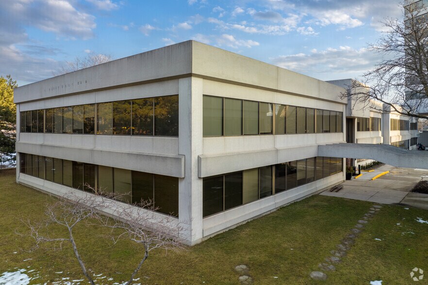 16 Four Seasons Pl, Toronto, ON à louer - Photo principale - Image 1 de 5