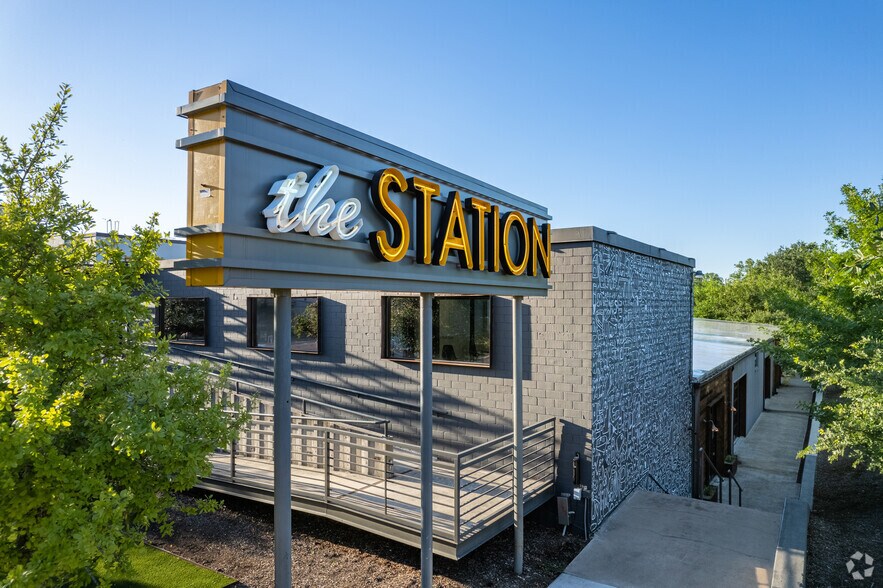 2815 Manor Rd, Austin, TX for lease - Building Photo - Image 1 of 12