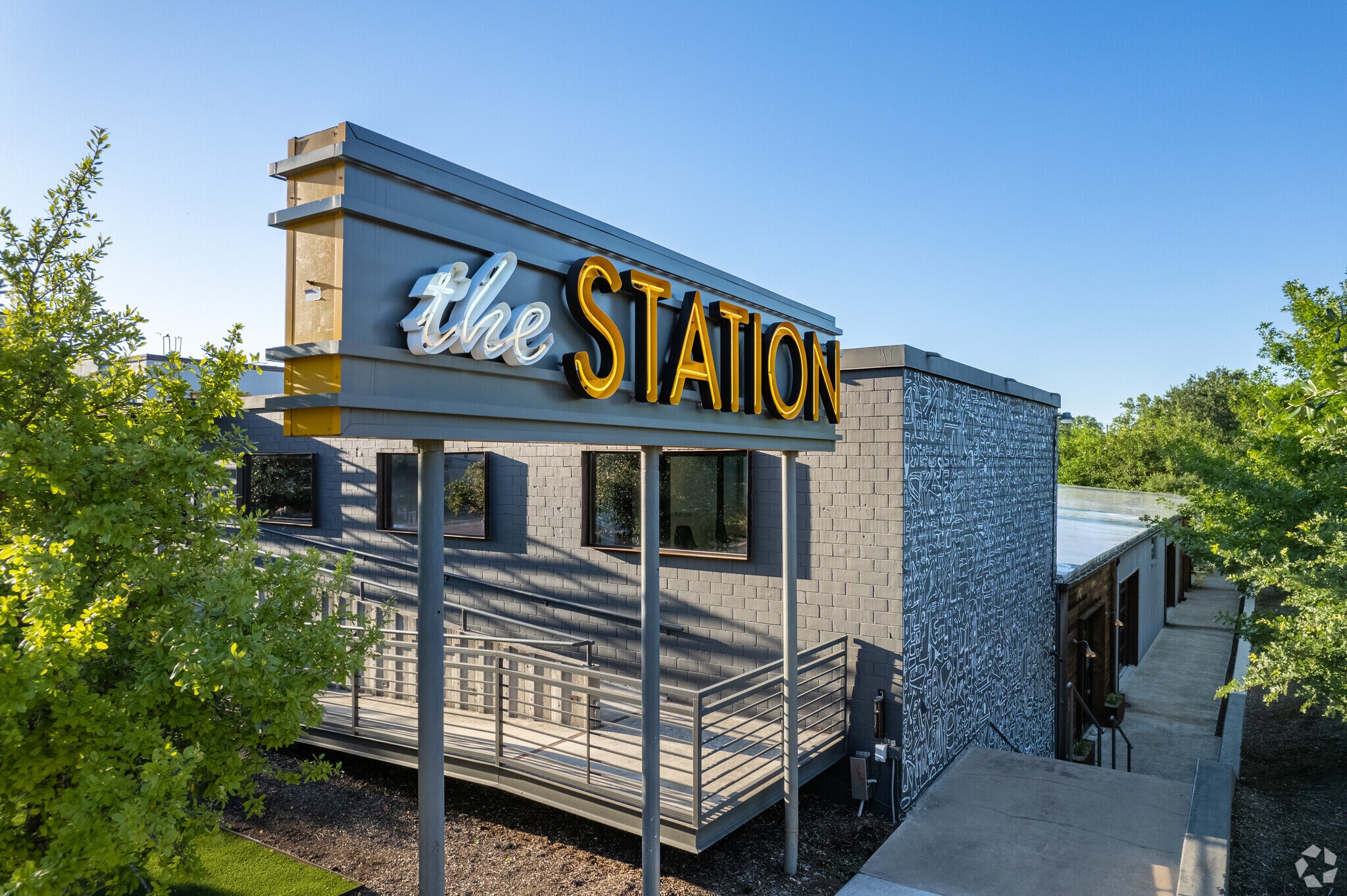 2815 Manor Rd, Austin, TX for lease Building Photo- Image 1 of 13