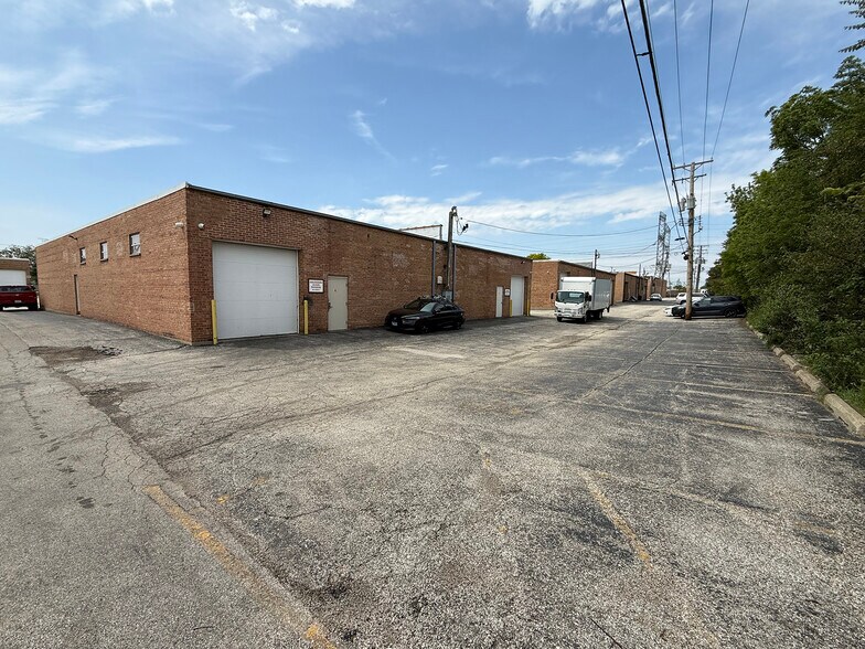 353-355 Crossen Ave, Elk Grove Village, IL à vendre - Photo du bâtiment - Image 2 de 11