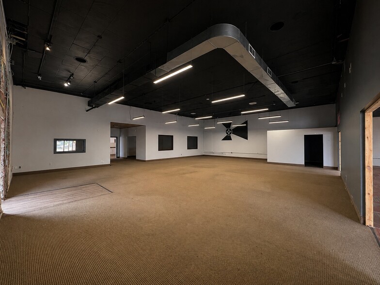 921 E Douglas Ave, Wichita, KS à louer - Photo du bâtiment - Image 3 de 9