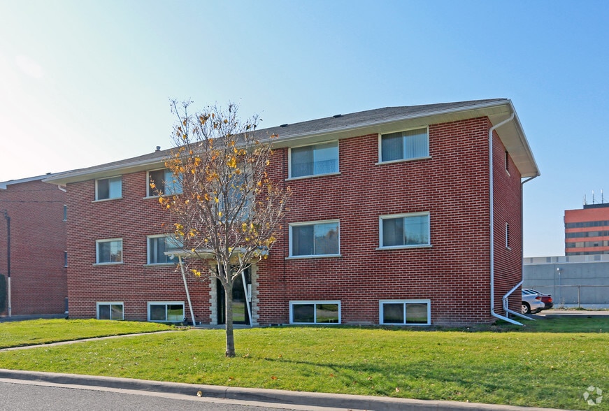 160-172 Westmount St, Oshawa, ON à vendre - Photo du bâtiment - Image 3 de 4
