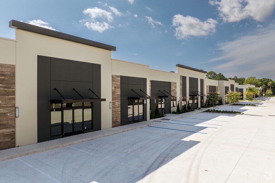 315 Monroe Rd, Sanford, FL à louer - Photo du bâtiment - Image 2 de 6