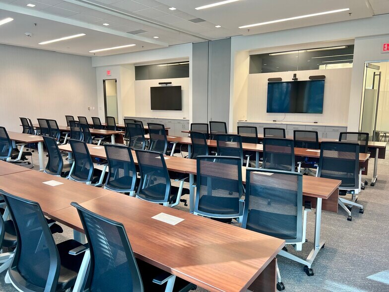 3120 Fairview Park Dr, Falls Church, VA à louer - Photo intérieure - Image 3 de 14