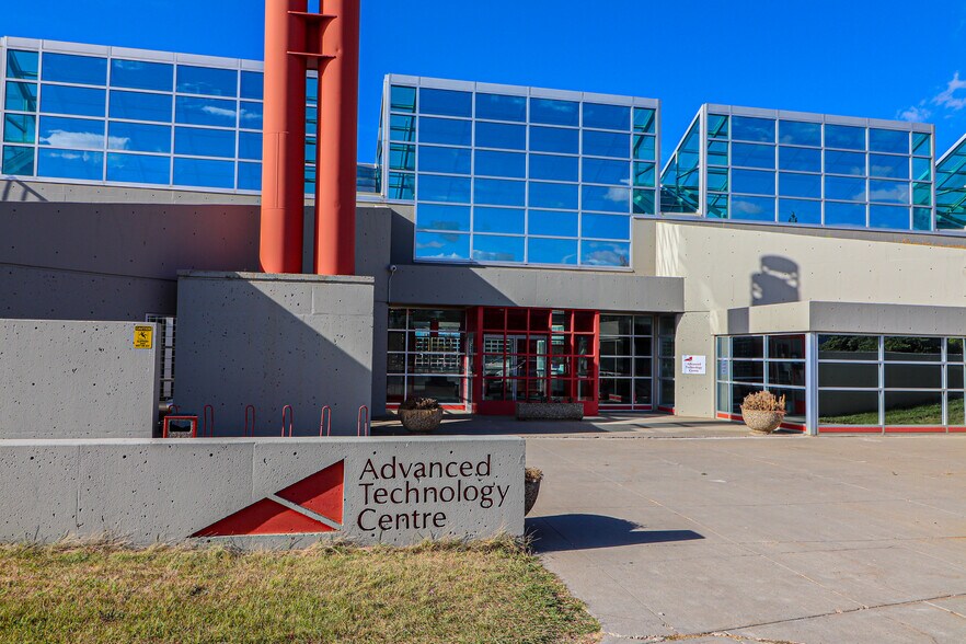 9650 20th Ave NW, Edmonton, AB à vendre - Photo du bâtiment - Image 2 de 32