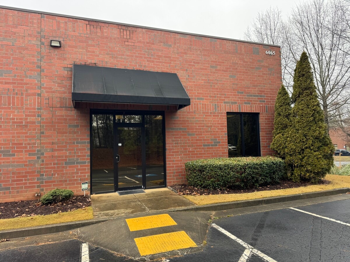 6065 Parkway North Dr, Cumming, GA 30040 - Unit 700 -  - Interior Photo - Image 1 of 9