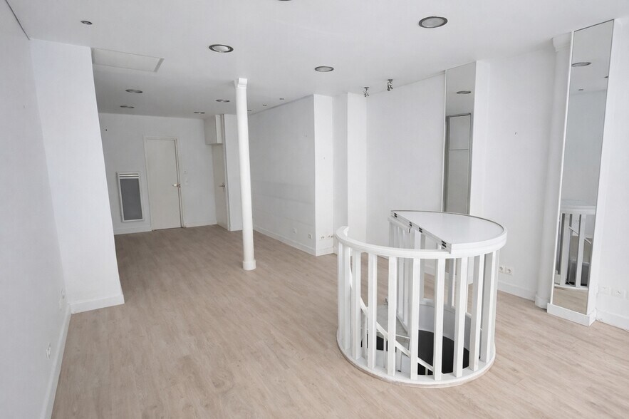 Retail in Paris for lease - Interior Photo - Image 2 of 7