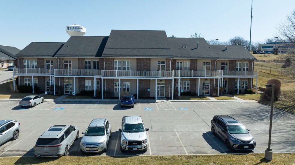4025 NE Lakewood Way, Lee's Summit, MO à louer - Photo du bâtiment - Image 2 de 6