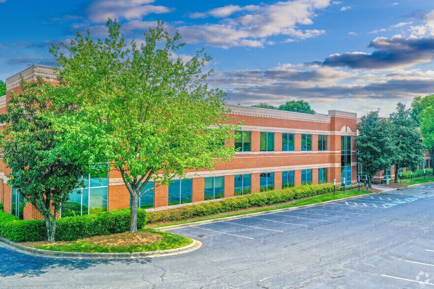 200 Regency Executive Park Dr, Charlotte, NC à louer - Photo du bâtiment - Image 2 de 6