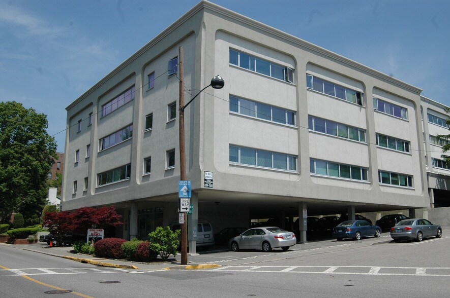 17 Barstow Rd, Great Neck, NY à louer - Autre - Image 2 de 3