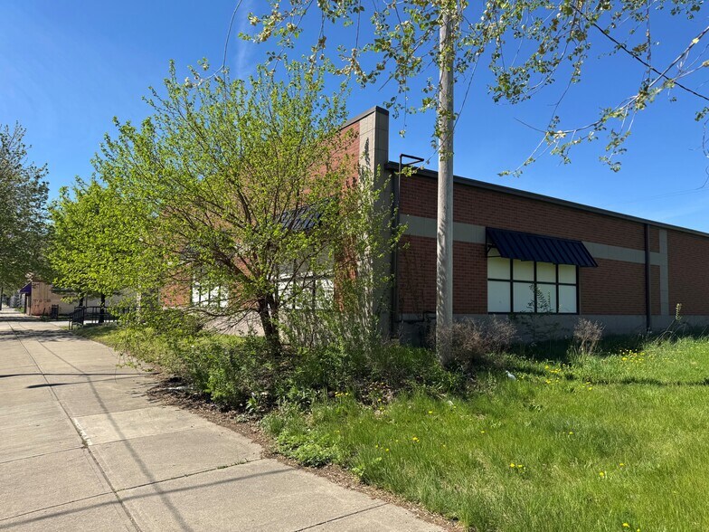 2272 E 55th St, Cleveland, OH à vendre - Photo du bâtiment - Image 3 de 12