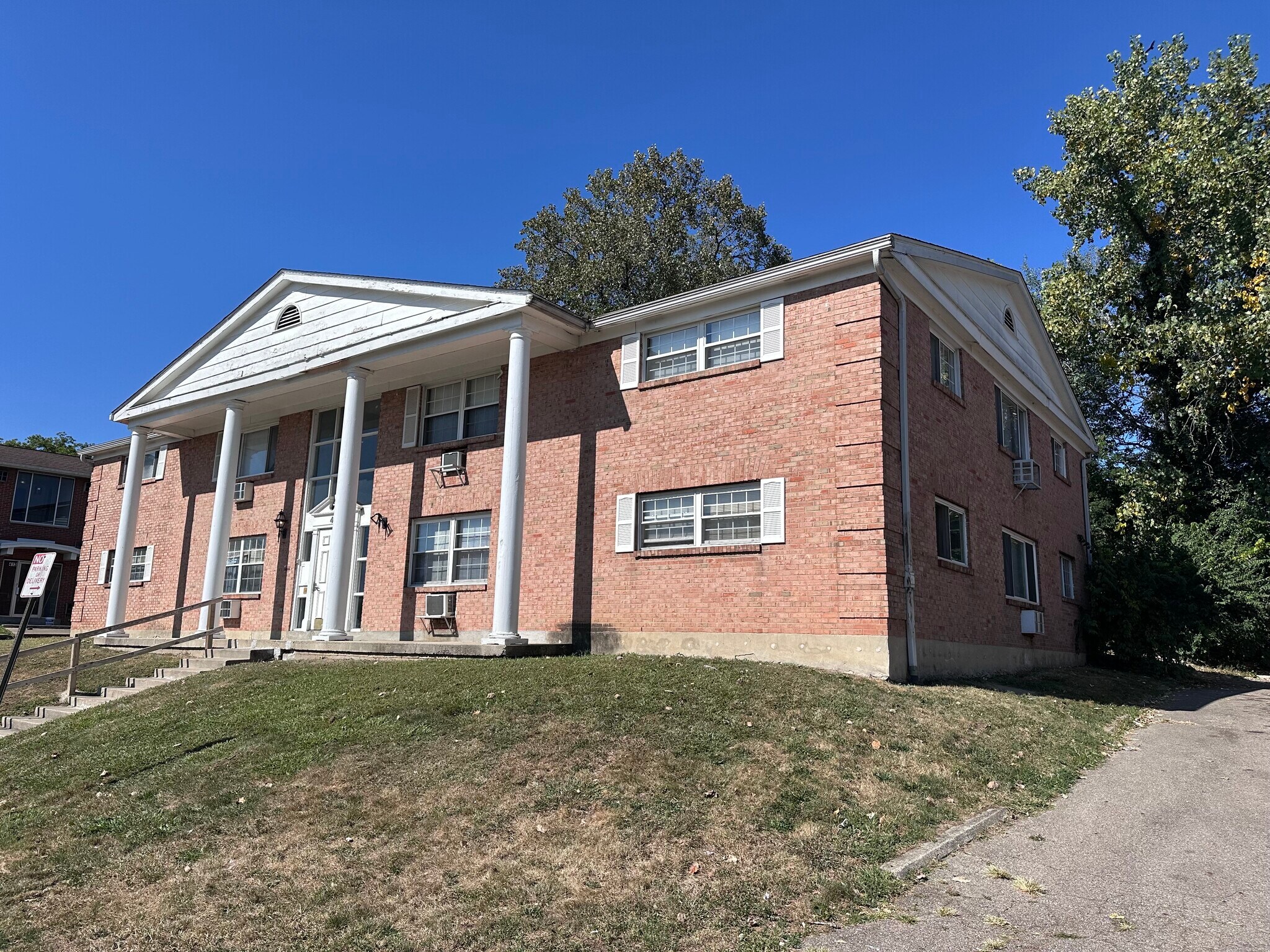 Gem City 17 portefeuille de 3 propriétés à vendre sur LoopNet.ca Photo du bâtiment- Image 1 de 11