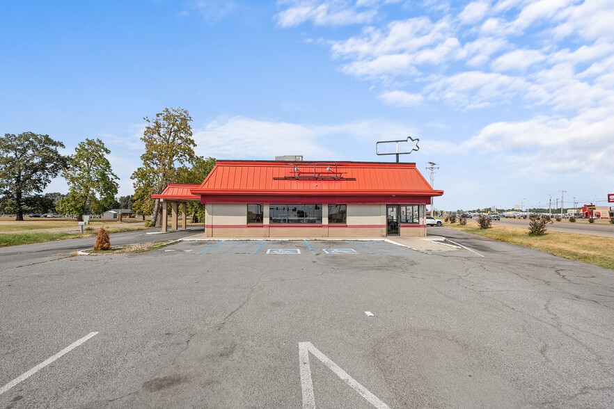 1105 S Main St, Sikeston, MO for lease - Building Photo - Image 1 of 1