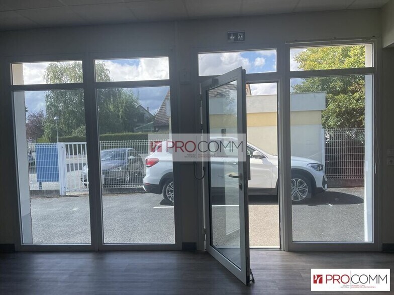 Retail in Chartres for lease - Interior Photo - Image 2 of 5