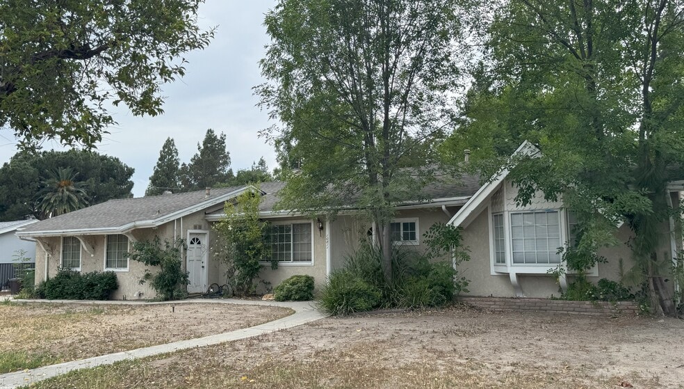 10811 Amigo Ave, Porter Ranch, CA for sale - Primary Photo - Image 1 of 34