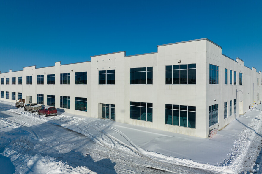 125 Engelhard Dr, Aurora, ON for lease - Primary Photo - Image 1 of 3