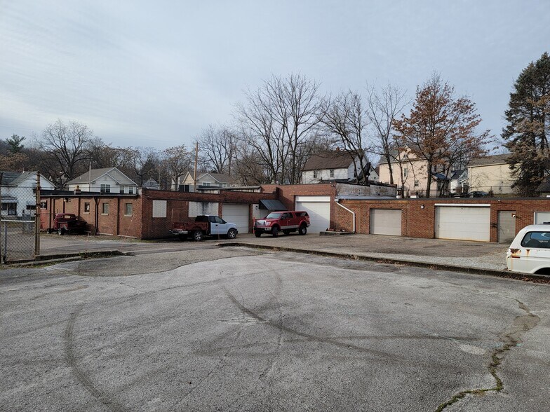 771 Moon St, Akron, OH à vendre - Photo du bâtiment - Image 2 de 17