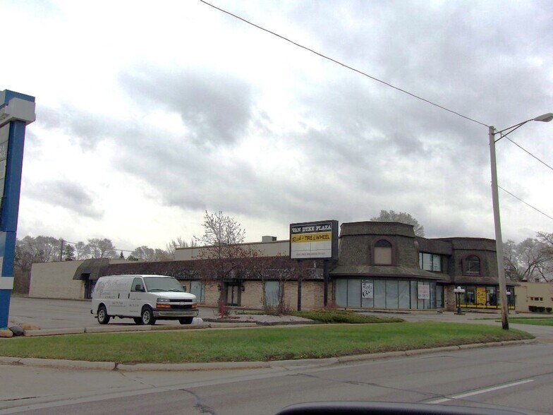 49550-49560 Van Dyke Rd, Shelby Township, MI à louer - Photo du bâtiment - Image 3 de 20
