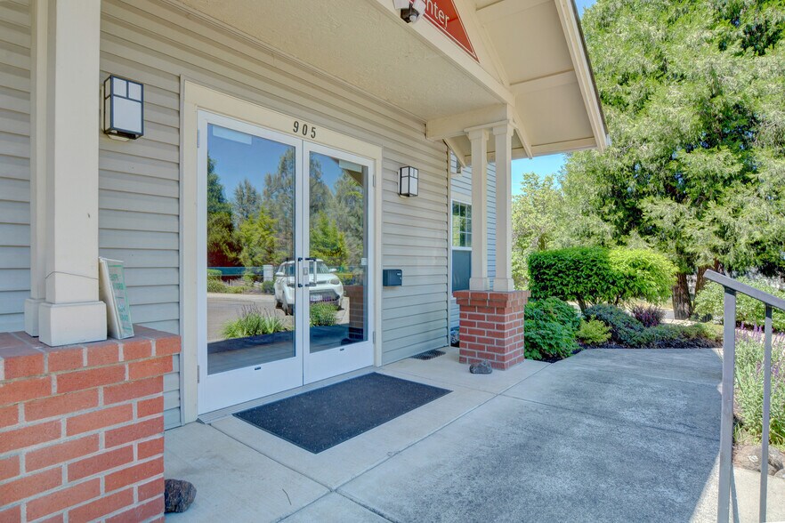905 Skylark Pl, Ashland, OR à vendre - Photo du bâtiment - Image 2 de 24